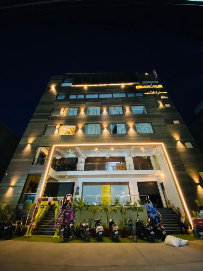 Hotel Ss Grandeur Lucknow Bagian luar foto